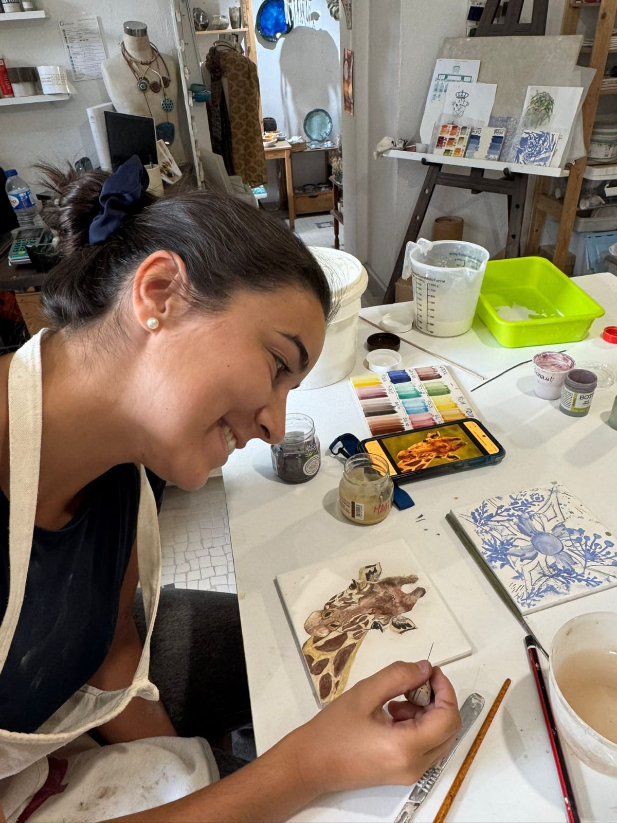 A pintar o segundo azulejo, girafa